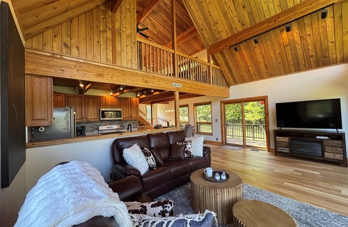 Laurens House | Hidden Creek Lodge - Quiet cabin tucked in the woods, contemporary decor