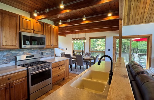 Laurens House | Hidden Creek Lodge - Quiet cabin tucked in the woods, contemporary decor