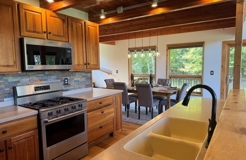 Laurens House | Hidden Creek Lodge - Quiet cabin tucked in the woods, contemporary decor