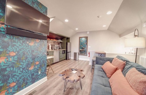 Charlotte House | Hidden Gem Carriage House—Stylish & Walkable CLT Stay!