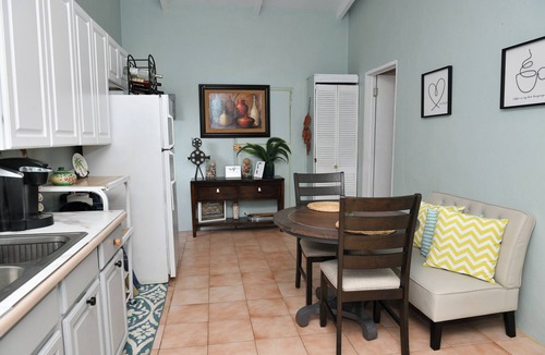 Estate Hermitage Apartment | Hidden Gem- Charming Winter Escape to Island Life!