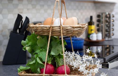 Spring Hill House | Hidden Gem Farm Homestead Sleeps 12 &Fresh Produce