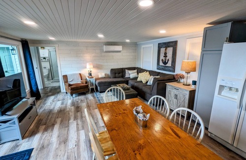 South Byron Cottage | Hidden gem on a private lake - serene, senic and superb!
