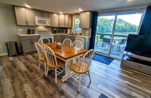South Byron Cottage | Hidden gem on a private lake - serene, senic and superb!