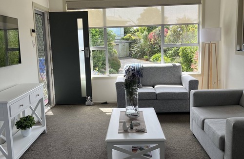 Waitara House | Hidden Gem on the hill - Beautiful modern unit suitable for families.