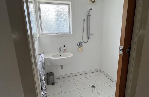 Waitara House | Hidden Gem on the hill - Beautiful modern unit suitable for families.