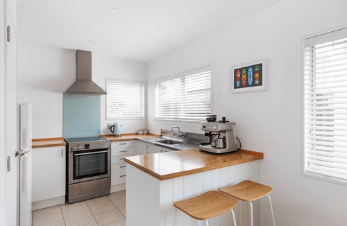 Mount Maunganui House | Hidden Gem - Private 2-Bedroom Family-Friendly Bach with Outdoor Deck