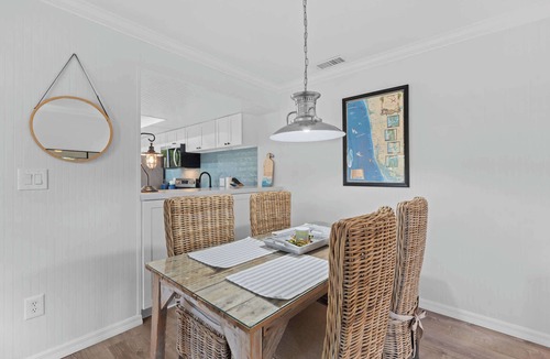 Central Naples Condo | Hidden Gem - Refurbished Central Naples Location