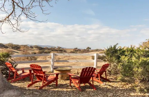 Paso Robles Cottage | Hidden Gem! Rural Location, mins from Paso center. English style farm cottage.