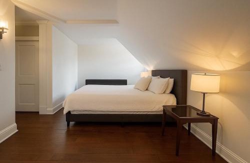 Walkerville House | Hidden Gem Steps From River, Restos, Cafés, Parks
