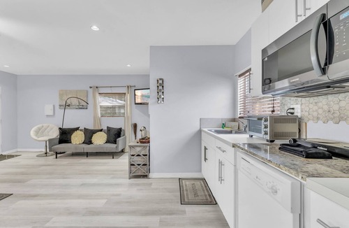 North Miami House | Hidden Gem Tiny house centrally located in nature