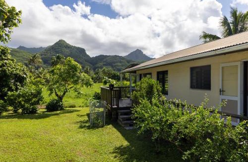Matavera House | Hidden Haven - Group Retreat-Sleeps 7 aircon & free Wifi