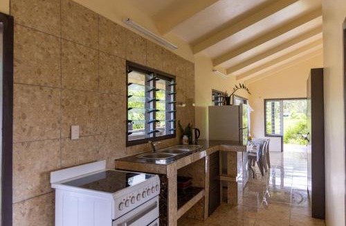 Matavera House | Hidden Haven - Group Retreat-Sleeps 7 aircon & free Wifi