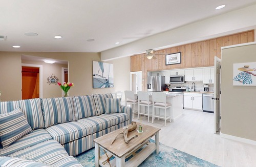 Atlantic Beach Cottage | Hidden in the Oaks: Dog-friendly, close to beach and local attractions!