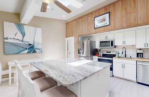 Atlantic Beach Cottage | Hidden in the Oaks: Dog-friendly, close to beach and local attractions!