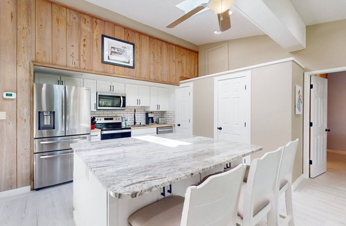 Atlantic Beach Cottage | Hidden in the Oaks: Dog-friendly, close to beach and local attractions!