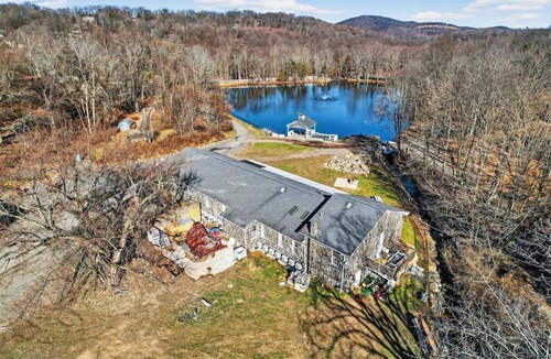 Monroe Apartment | Hidden Lakefront Gem on a Gated Countryside Escape