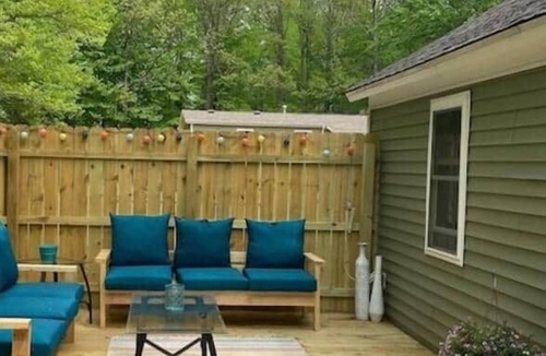Birch Run Township Cabin | Hidden Oaks Cabin Resort | Farmhouse | Unit 5