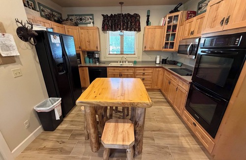 Beaver Mountain House | Hidden River Lodge, Beautiful And Spacious River Front Home, Sleeps 15