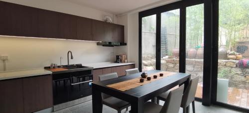 Huayin House | Hidden Spring Entire 7 Bedroom Mountain Villa Near Huashan for Families and Groups
