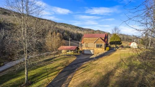 Walland House | Hidden Star Hideaway-Blackberry Farm-Smoky Mtn Nat Park-Hot Tub- Fire Pit- Fenced Yard- Pet Friendly
