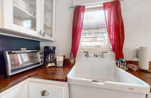 Downtown Cannon Beach House | Hidden Villa Cottage #1 - The Nautical Cottage