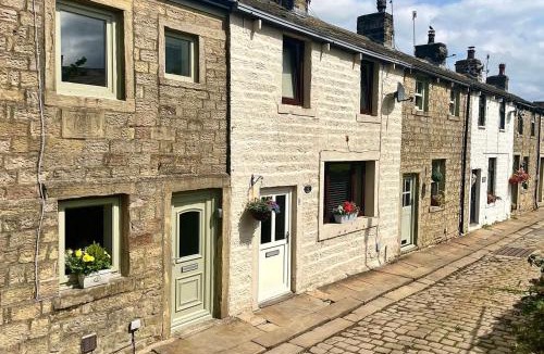 Barnoldswick House | Hideaway Cottage