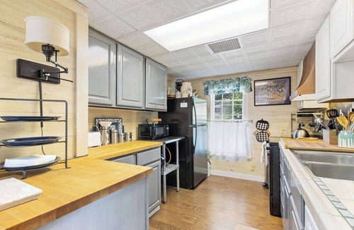 Owls Head Cottage | Hideaway Cottage, Walk to Owls Head Lighthouse