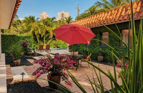 Dolphin Isles House | Hideaway & Harbour -5 minute walk to the beach