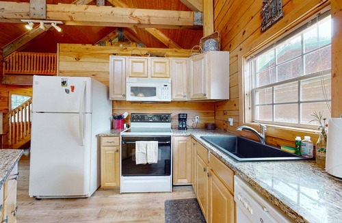 Red River Cabin | Hideaway on High - Mountain Views & Walk to Town