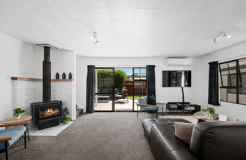 Richmond Heights House | Hideaway on Hyde - Taupo Holiday Home