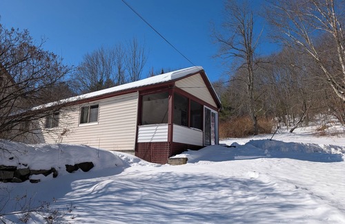 Bristol Apartment | Hideaway on the Hill! Private 2 bedroom apartment with full accommodations!