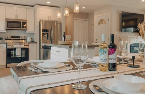 Midland House | Hideaway Retreat Bungalow w/Hot Tub