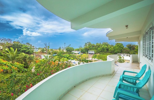 Mata de Platano Apartment | Hideaway with Wraparound Balcony: Beautiful Views, Great Vibes, Family Friendly