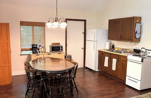 Higgins Lake Ski Chalet | Higgins Lake Getaway AC, Fire Pit & WiFi < 1 Mile from South State Park