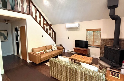 Higgins Lake Ski Chalet | Higgins Lake Getaway AC, Fire Pit & WiFi < 1 Mile from South State Park