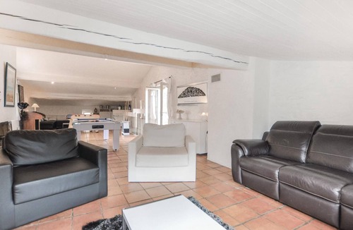 Rigarda House | High and spacious vacation home with views of the Pyrenees and the Pic du Canigou.