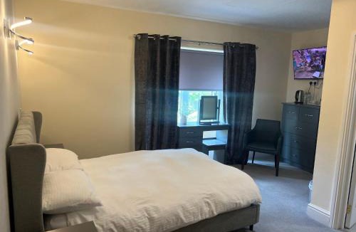Pontyclun Hotel | High Corner Hotel