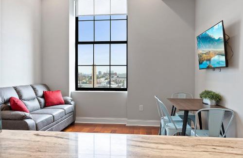 Olde Kensington Apartment | High-End 1BR with Rooftop Amenities
