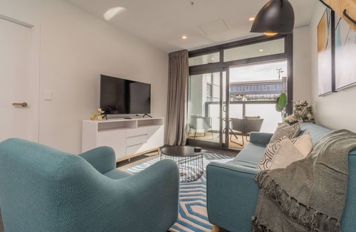 Epsom Apartment | High End Centrally located apartment with carpark