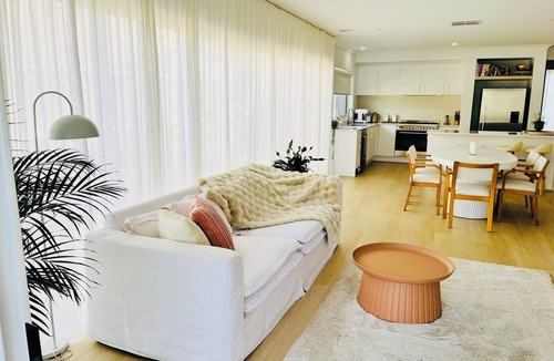 Grovedale House | High-end Coastal house with bar, cinema room and 10mins from the beach!