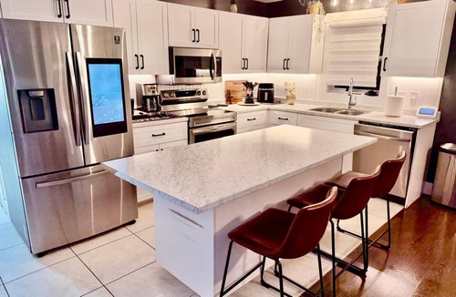 Moncton House | High-end haven where Serenity meets Style and Fun| 5mins to airport| 5 car slots