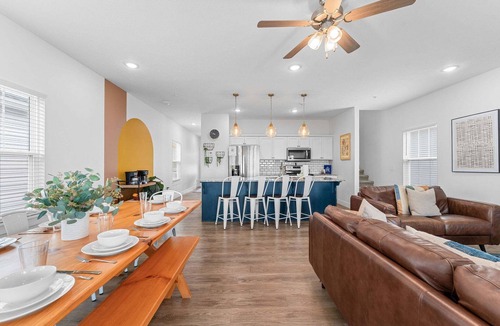 Table Rock House | High-End Modern Retreat-Peaceful Water Views-Pvt Hot Tub-Dog-Friendly-Cmty Pools-Free Tickets