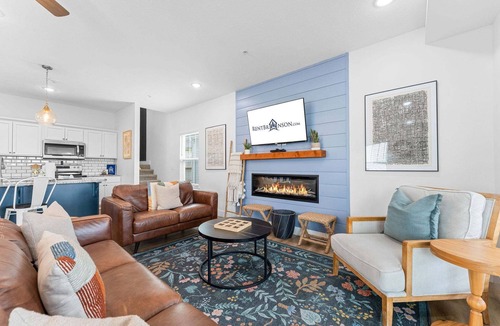 Table Rock House | High-End Modern Retreat-Peaceful Water Views-Pvt Hot Tub-Dog-Friendly-Cmty Pools-Free Tickets