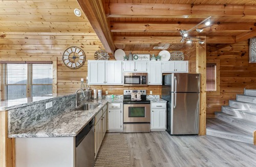 Sevierville House | High Expectations Mountain View Game Room Hot Tub