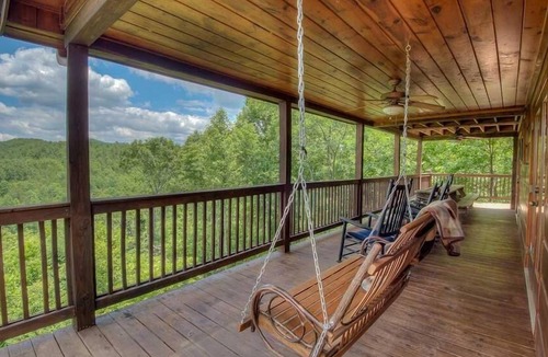 Mineral Bluff Cabin | High Expectations- Dog Friendly | Hot Tub | Stunning Views | Sleeps 10