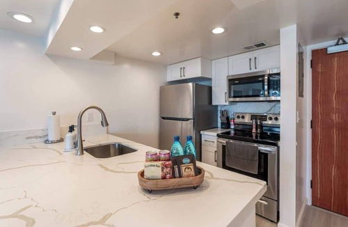 Waikiki Apartment | High Floor, Drink Station, 2 Pools & Free Parking!