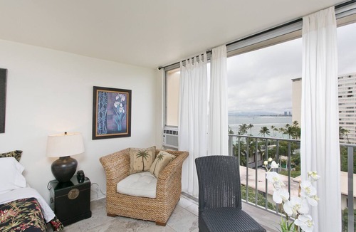 Diamond Head - Kapahulu - St. Louis Apartment | 〽High Floor〰Ocean-View〰Queen-Bed〰Studio w/Kitchenette, Very Quiet Building