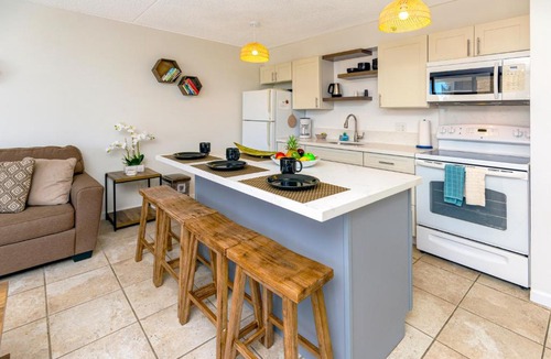 Waikiki Apartment | High-floor stylish ocean view condo with parking