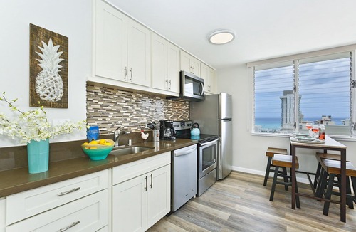 Waikiki Condo | High Floor with Ocean View! Bedroom A/C, W/D, Wi-Fi, Pool, FREE Parking!